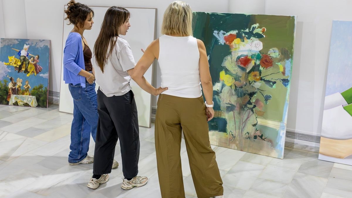 Imagen ilustrativa: vista cenital de un estudio de pintura con pinceles, paleta y tubos de óleo junto a un lienzo