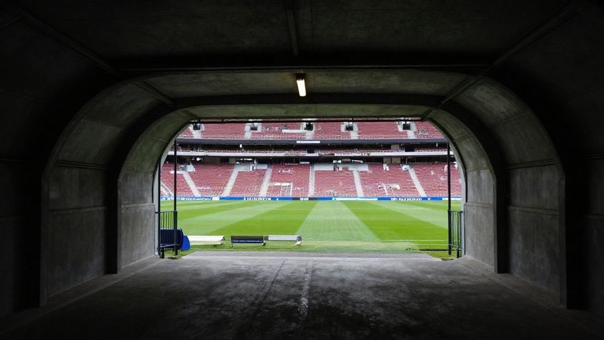 Imagen ilustrativa: túnel de vestuarios de un estadio de fútbol con luz al fondo