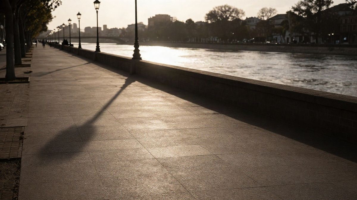 Imagen ilustrativa: paseo junto a un río al atardecer con sombras largas y farolas en silueta