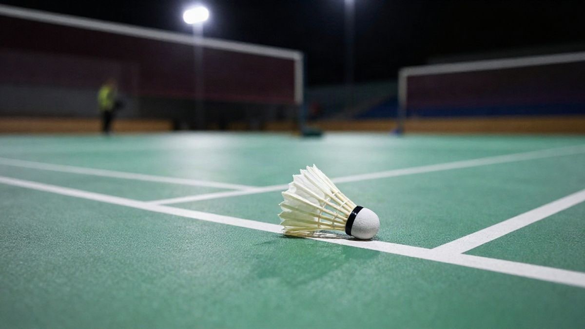 Imagen ilustrativa: un volante de bádminton sobre una pista iluminada con focos por la noche