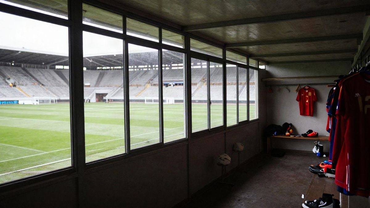 Imagen ilustrativa: un túnel de vestuarios de un estadio con luz lateral y una pizarra táctica al fondo.