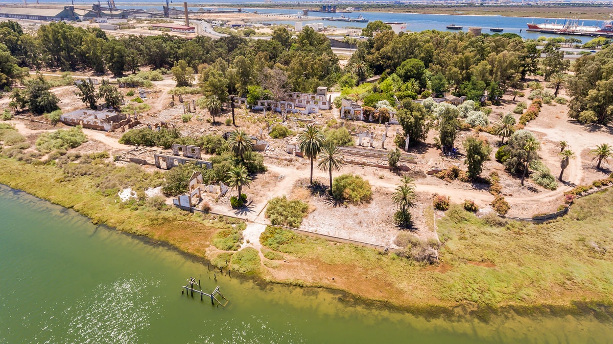 Vista aérea de ruinas de la antigua fábrica Tejero junto al río y al puerto industrial.