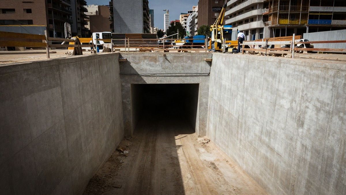 Imagen ilustrativa: entrada de un túnel urbano en construcción junto a una zona portuaria genérica