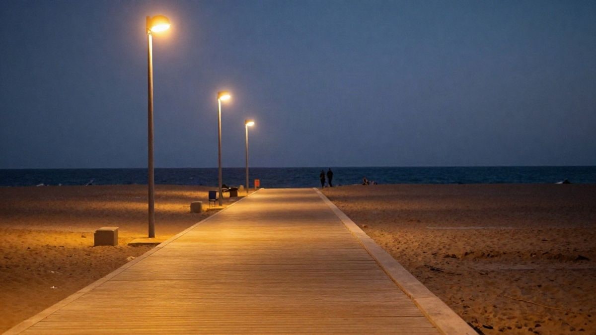 Imagen ilustrativa: paseo marítimo vacío al anochecer iluminado por farolas y luz cálida