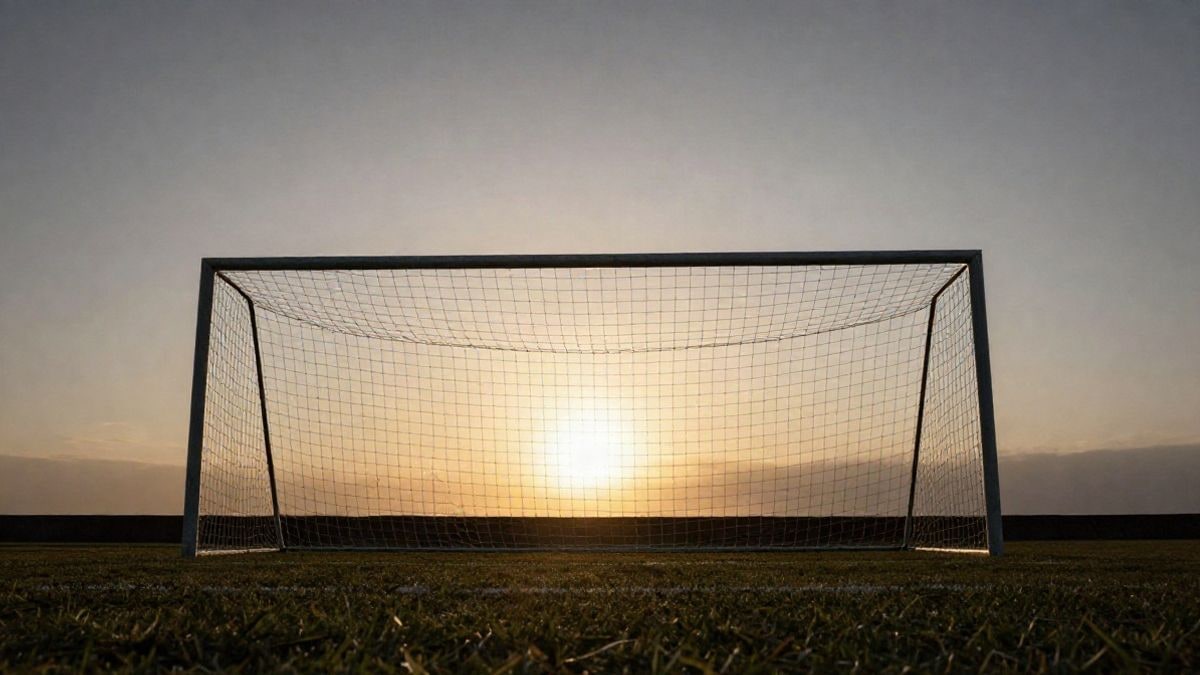 Imagen ilustrativa: portería de fútbol con la red a contraluz bajo un cielo al atardecer