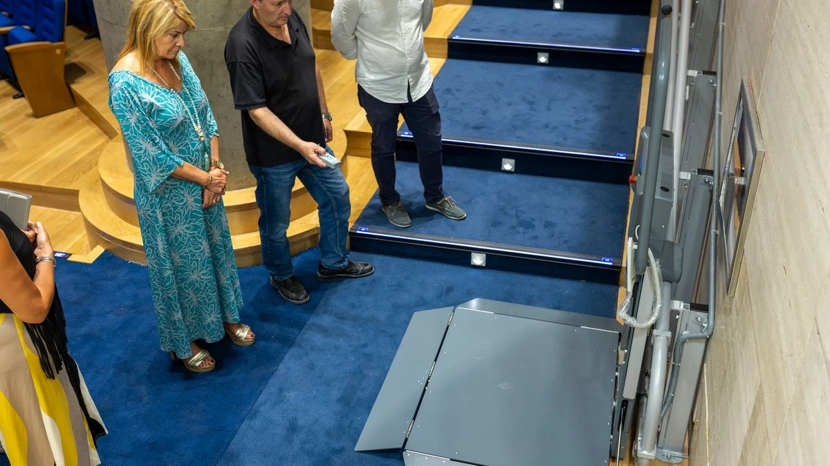 Imagen ilustrativa: interior de un auditorio histórico con rampa accesible y asientos vacíos.