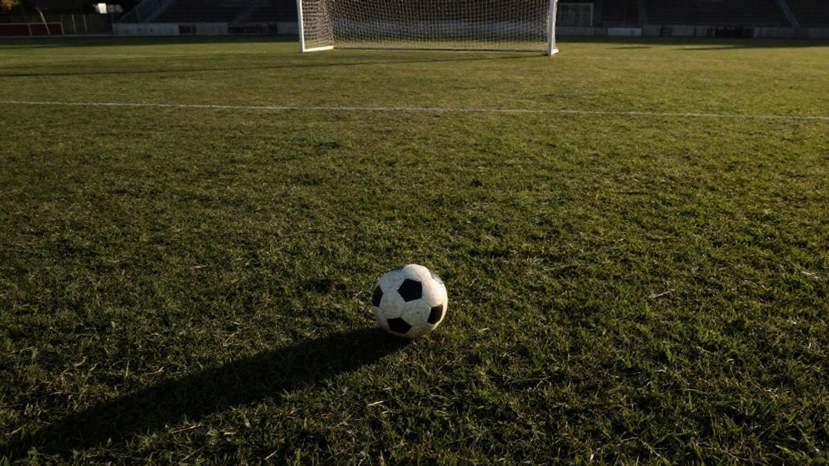 Imagen ilustrativa: vista cenital de un balón de fútbol sobre el césped de un campo de fútbol
