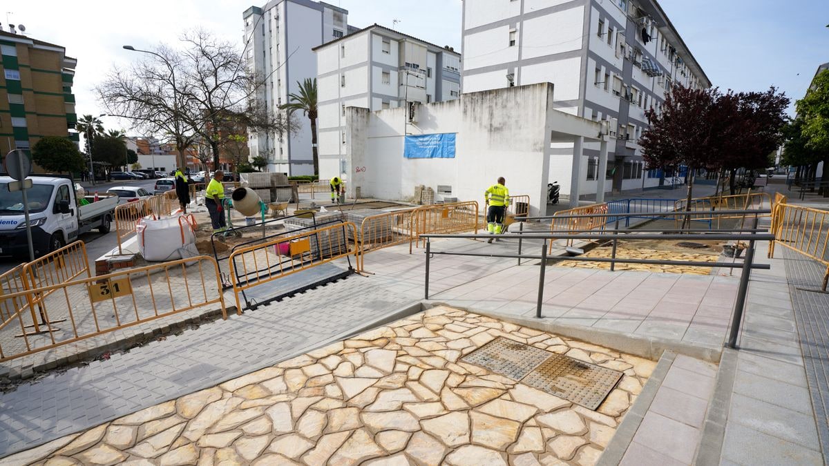 Imagen ilustrativa: una calle urbana española al atardecer con una zona de asfalto recién pavimentada y conos de tráfico, sin personas reconocibles.