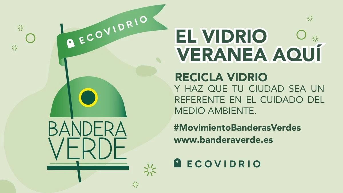 Contenedores verdes de reciclaje de vidrio en un paseo marítimo con mar y palmeras al fondo