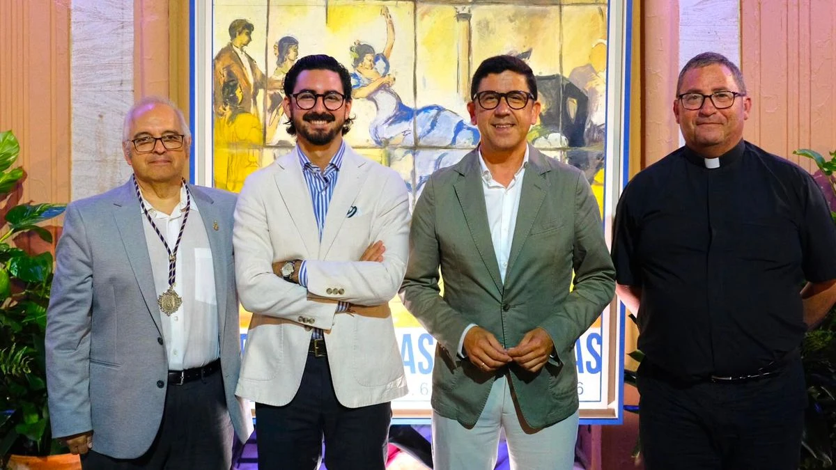 Imagen ilustrativa: un banco decorado con azulejos en una plaza andaluza, con banderitas de colores al fondo