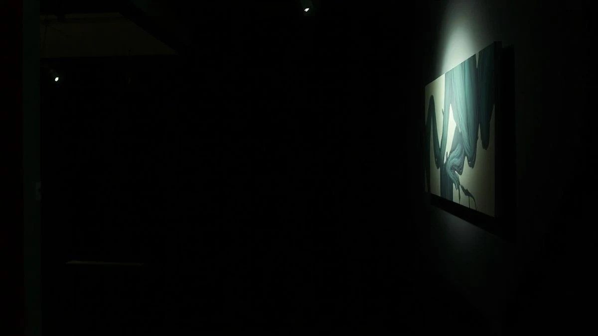 Imagen ilustrativa: rincón de una galería de arte iluminado por un foco sobre un cuadro abstracto, ambiente nocturno y vacío