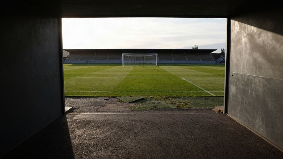 Imagen ilustrativa: túnel de vestuarios de un estadio de fútbol con sombras al atardecer