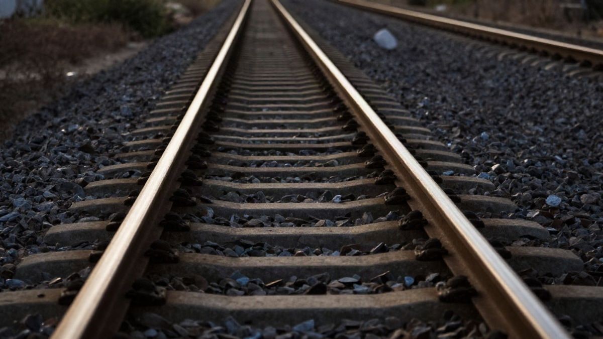 Imagen ilustrativa: vías de tren al atardecer, con contraluz y sombras largas sobre la grava.