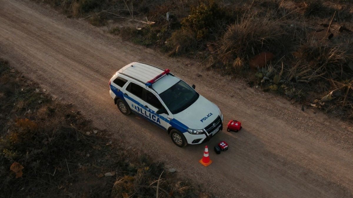 Imagen ilustrativa: vista cenital de un vehículo policial en un camino rural con material de emergencia