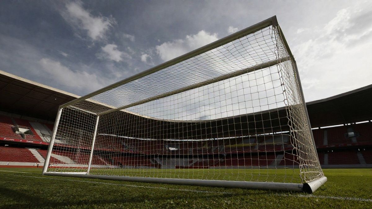 Imagen ilustrativa: ángulo bajo a ras de suelo con una portería de fútbol y cielo de fondo