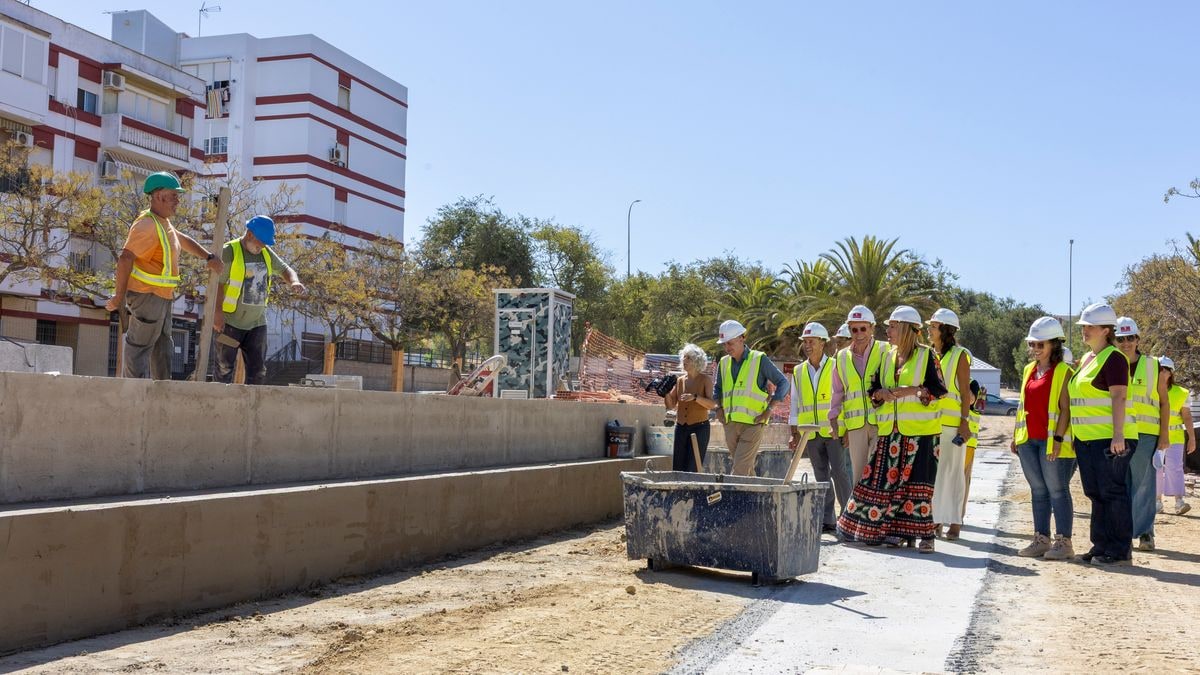 Imagen ilustrativa: plaza en obras al atardecer con conos y siluetas de materiales de construcción