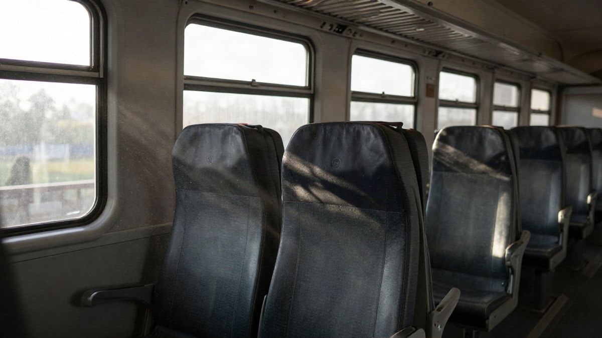 Imagen ilustrativa: interior de un vagón de tren con asientos vacíos y luz lateral entrando por las ventanas