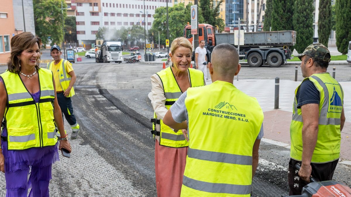 Imagen ilustrativa: carretera recién asfaltada con una línea amarilla, con una apisonadora al fondo