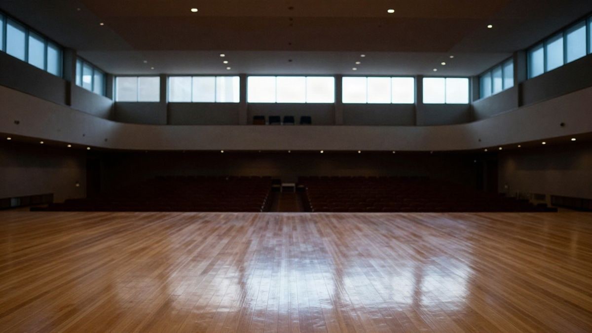 Imagen ilustrativa: pista central de un pabellón deportivo municipal renovado con luz natural entrando por las ventanas