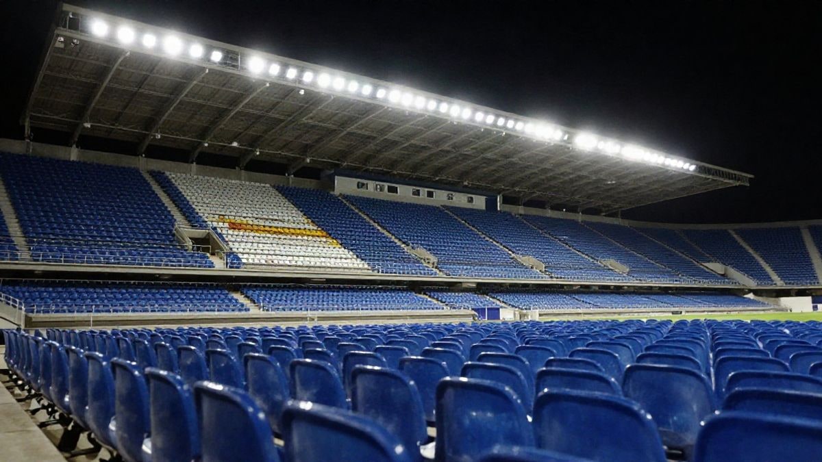 Imagen ilustrativa: una grada de estadio vacía iluminada por focos nocturnos