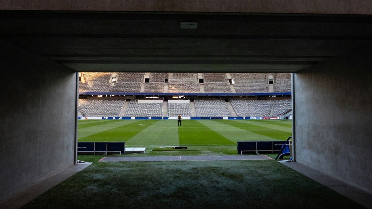 Imagen ilustrativa: túnel de un estadio de fútbol vacío con luz al fondo