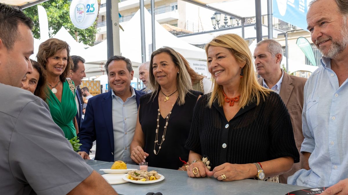 Imagen ilustrativa: puestos de comida con toldos blancos en una plaza española al atardecer