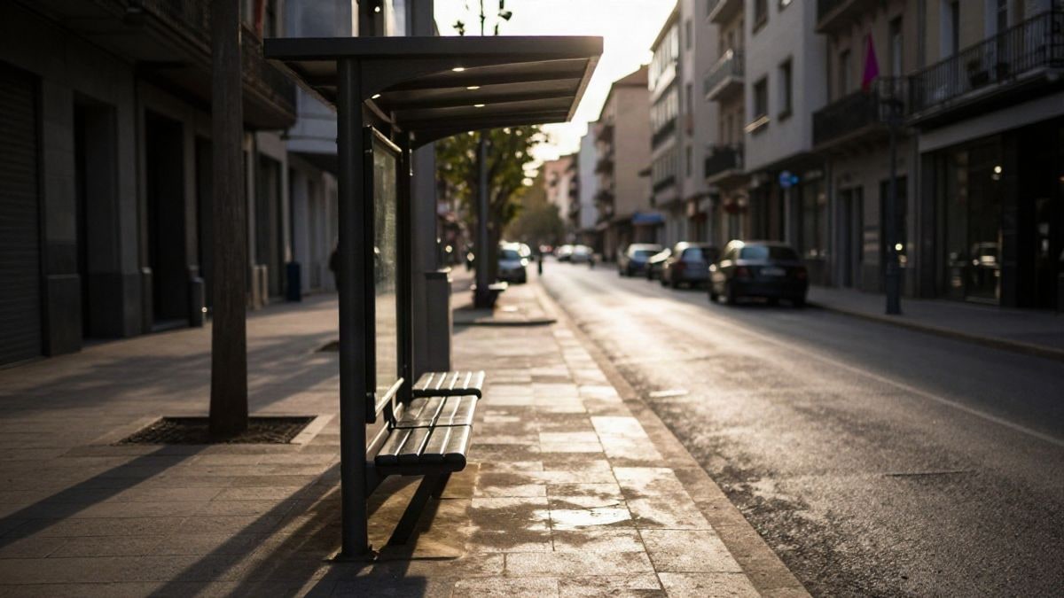 Imagen ilustrativa: parada de taxis vacía en una calle urbana al atardecer, con sombras largas