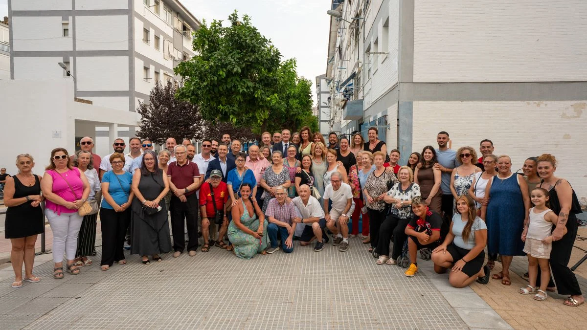 Imagen ilustrativa: calle peatonal reformada con nuevo pavimento y arbolado al atardecer