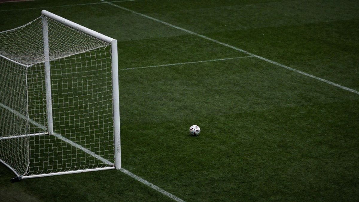 Imagen ilustrativa: vista cenital de un campo de fútbol con un balón cerca del punto de penalti