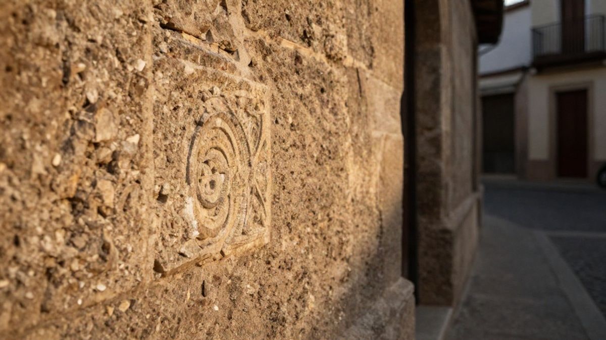 Imagen ilustrativa: detalle de un muro de piedra histórica con luz cálida de tarde