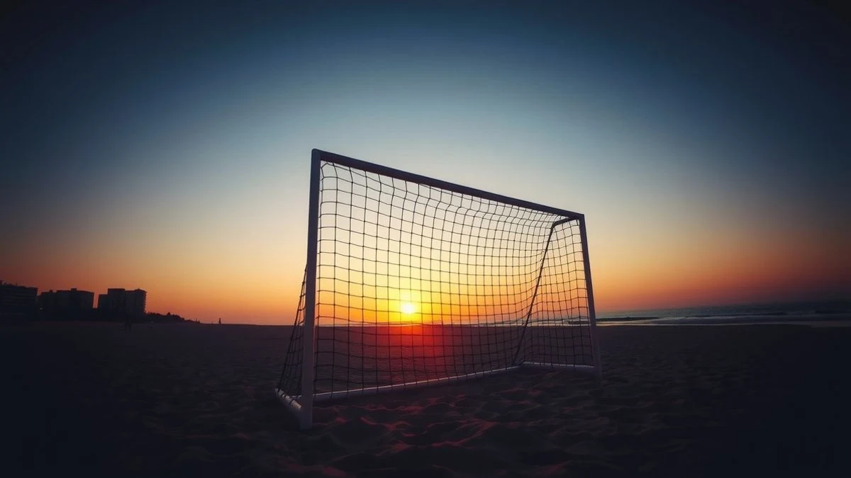 Imagen ilustrativa: una portería de fútbol playa con red al atardecer en una playa vacía