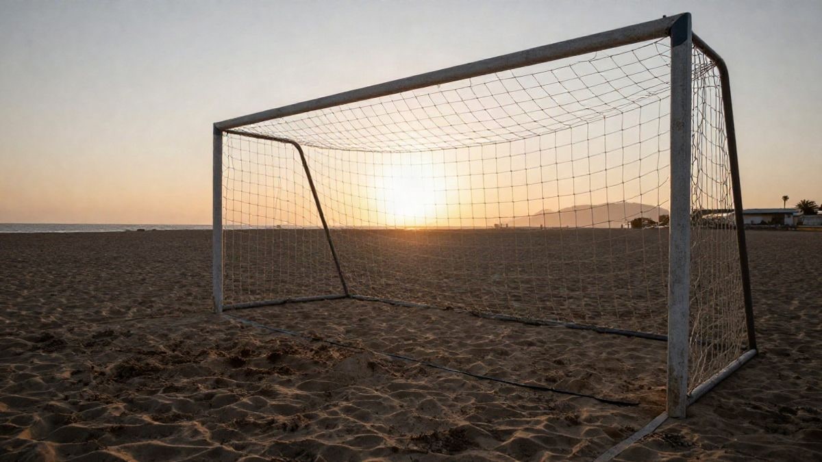 Imagen ilustrativa: portería de fútbol playa en la arena al atardecer con luz cálida