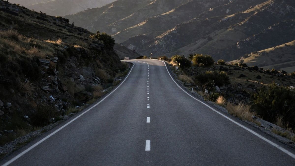 Imagen ilustrativa: una carretera rural de montaña con curvas y líneas que convergen