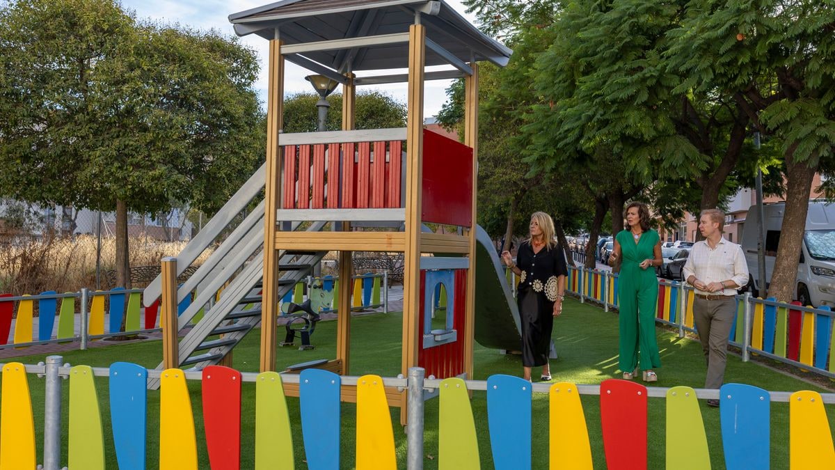 Imagen ilustrativa: un parque infantil vacío iluminado por farolas en una noche urbana