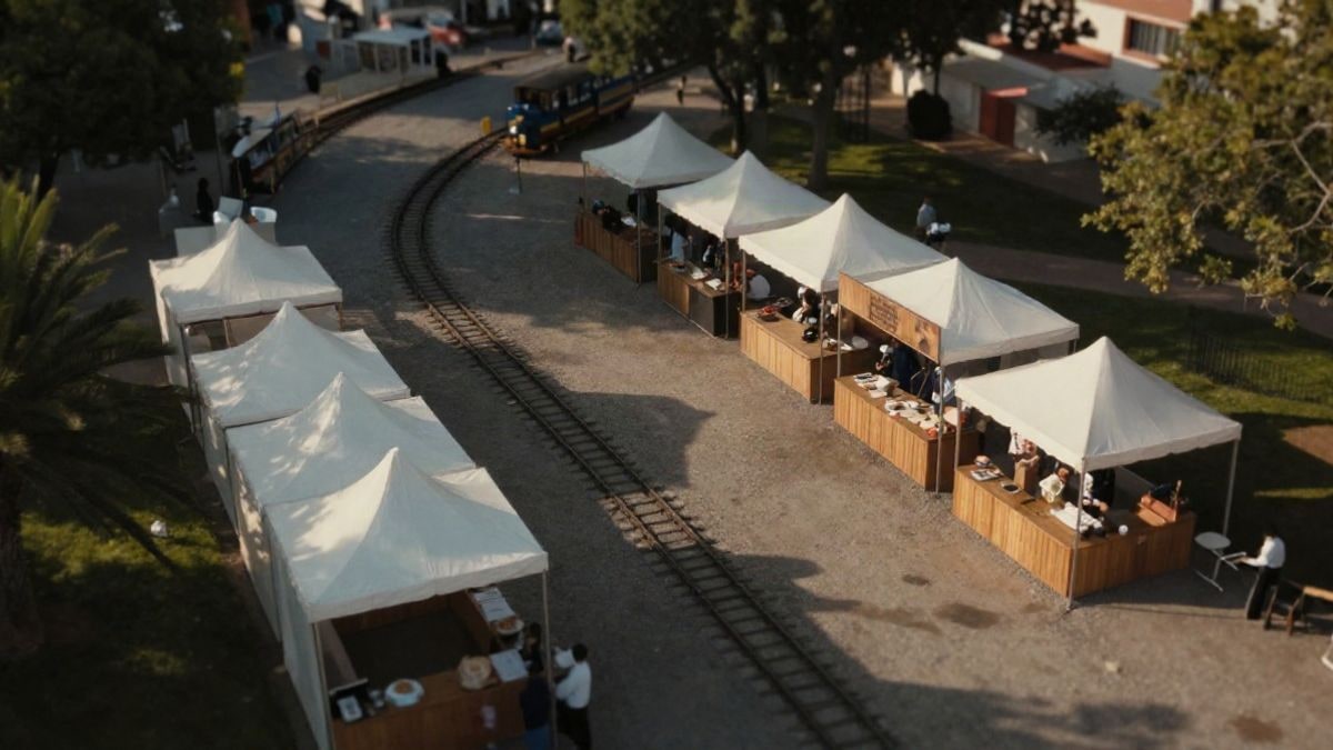Imagen ilustrativa: vista cenital de un recinto cultural al aire libre con carpas y puestos artesanales