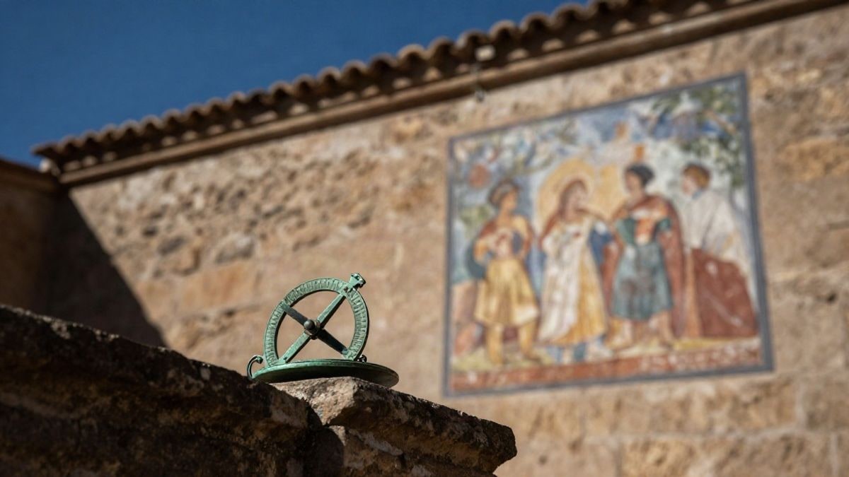Imagen ilustrativa: un astrolabio de bronce sobre una cornisa de piedra antigua, con cielo despejado al fondo.