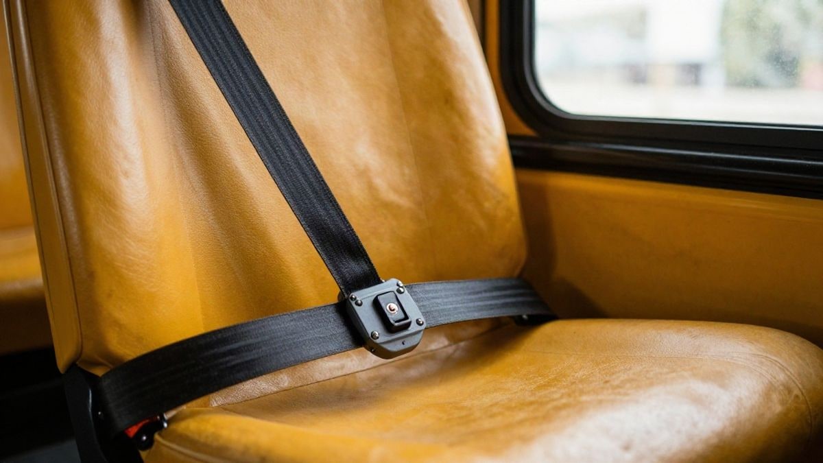 Imagen ilustrativa: detalle de un asiento de autobús escolar con cinturón de seguridad