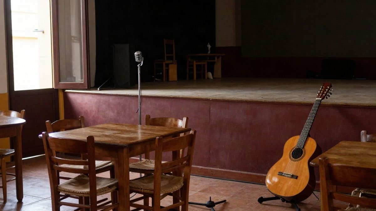 Imagen ilustrativa: interior de una peña flamenca con mesas de madera y un micrófono vintage junto a una ventana