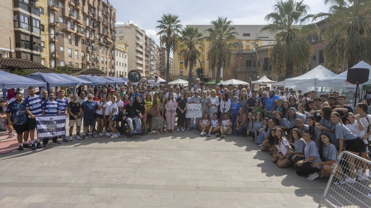Imagen ilustrativa: vista cenital de una plaza pública con carpas de exposiciones y material deportivo