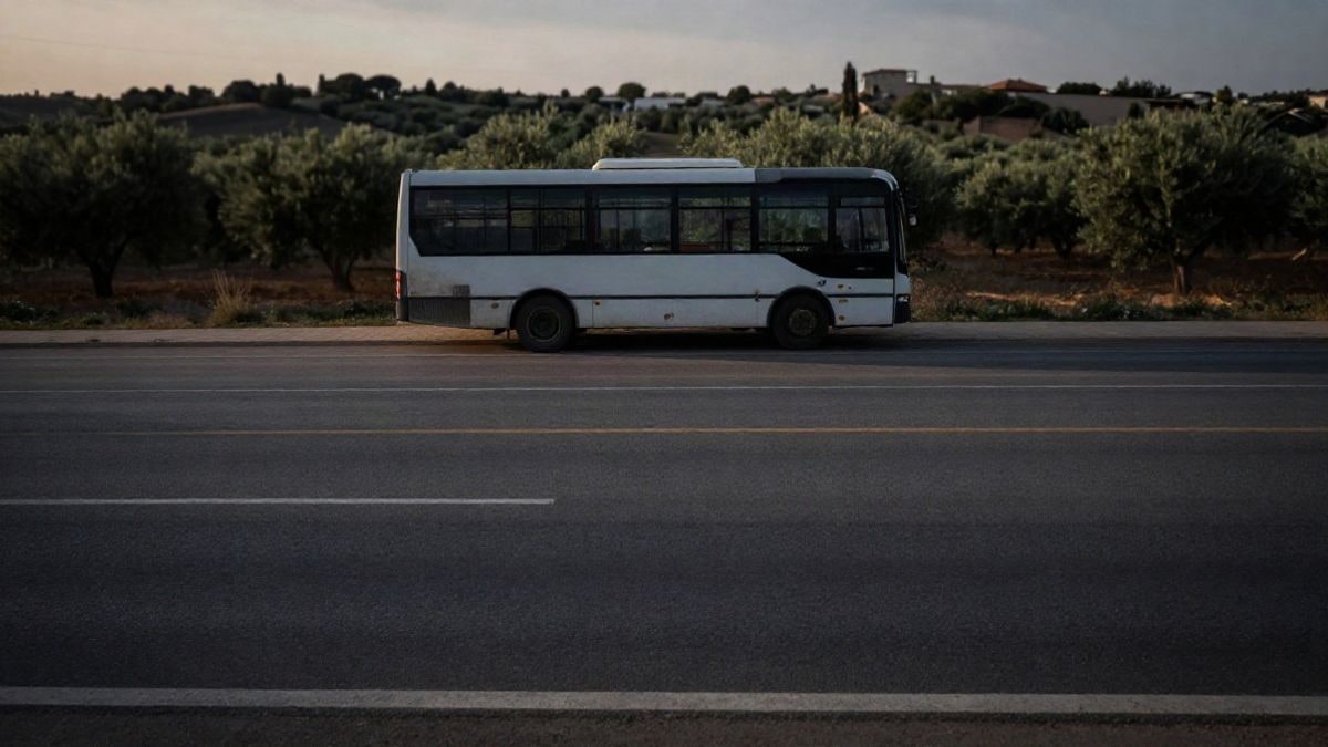Imagen ilustrativa: autobús de transporte público estacionado en una parada rural al atardecer