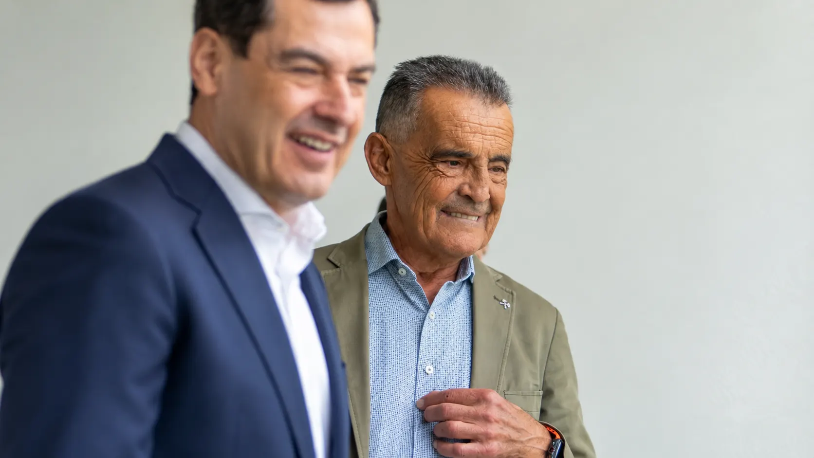 Evaristo junto al presidente Juanma Moreno
