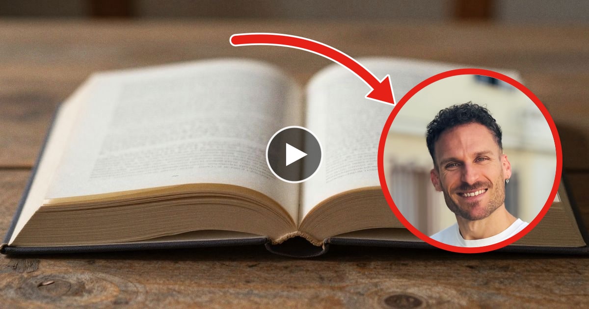 Imagen ilustrativa: primer plano de un libro abierto sobre una mesa de madera con luz cálida rasante