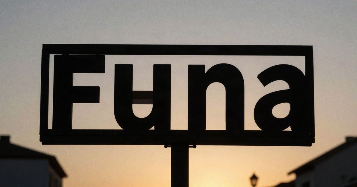 Imagen ilustrativa: silueta de un cartel de oferta de empleo a contraluz al atardecer